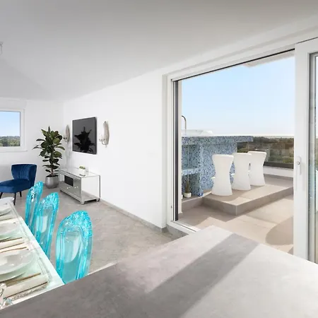 Penthouse Blue Horizon- A Luxury Penthouse With Infinity Pool, Hot Tub And Sea Views!