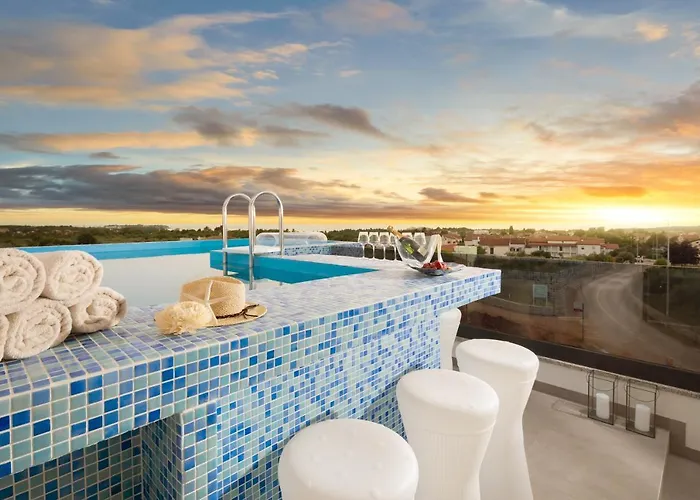 Daire Penthouse Blue Horizon- A Luxury Penthouse With Infinity Pool, Hot Tub, Sauna And Sea Views! Poreč